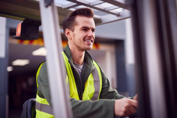 Trabalhador Masculino Operando Empilhadeira Negócio Transporte Mercadorias — Fotografia de Stock