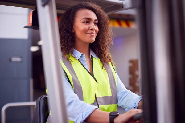 Vrouwelijke Werknemer Operating Fork Lift Truck Bij Vrachtvervoer — Stockfoto