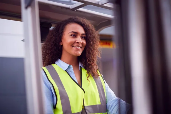 Empilhadeira Feminina Operando Empilhadeira Transporte Mercadorias — Fotografia de Stock