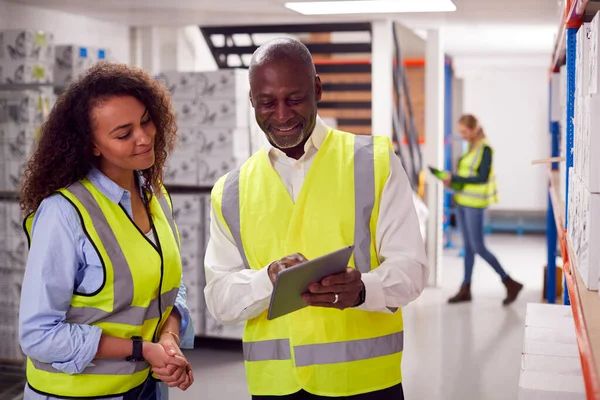 Male Team Leader Digital Tablet Warehouse Training Intern Standing Shelves — Fotografia de Stock