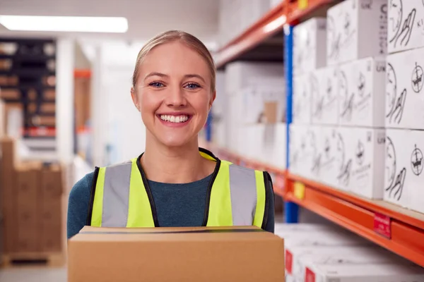 Portrait Female Worker Holding Box Warehouse — Fotografia de Stock