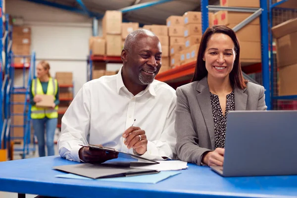 Male Female Team Leaders Working Laptop Warehouse Workers Background — Photo