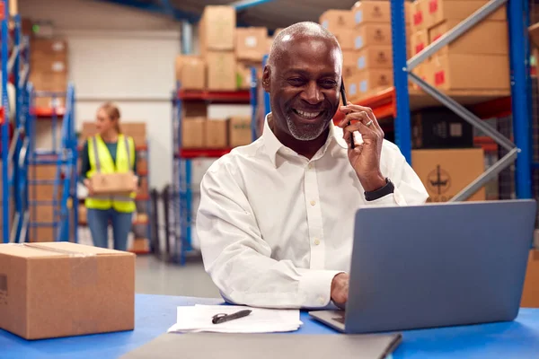 Erkek Takım Lideri Laptopta Çalışıyor Cep Telefonuyla Konuşuyor — Stok fotoğraf