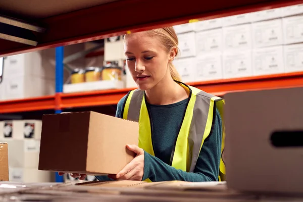 Female Worker Picking Box Shelf Warehouse — Stockfoto