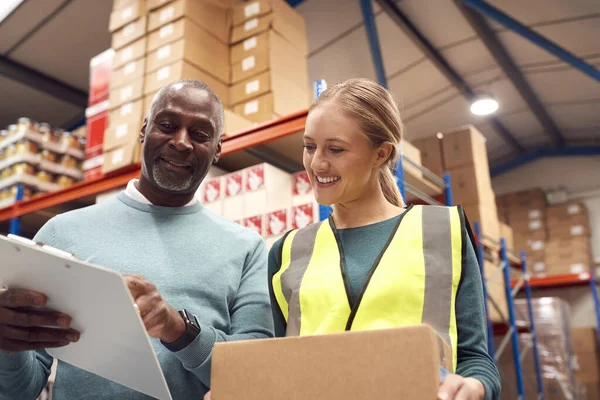 Male Team Leader Clipboard Warehouse Training Intern Standing Shelves — Stock Photo, Image