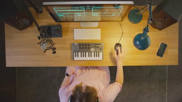 Klavye Mikrofonla Çalışan Bayan Müzisyenin Stüdyoda Kulaklık Takması Gece Lambayı — Stok video