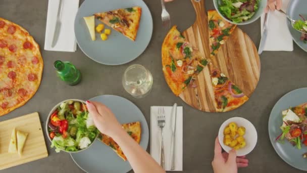 Overhead View Friends Italian Restaurant Eating Pizza Together Drinking Beer — Stock video