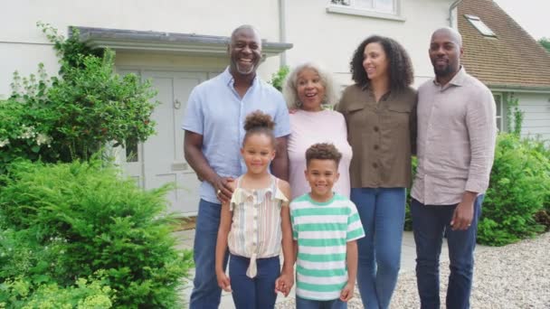 Retrato Una Familia Sonriente Varias Generaciones Pie Fuera Casa Juntos — Vídeos de Stock