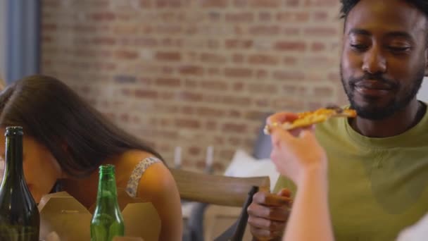Evde Bira Pizza Partisinin Tadını Çıkaran Çok Kültürlü Bir Arkadaş — Stok video