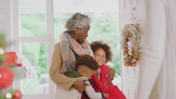 Family Greeting Grandparents Front Door Arrive Presents Celebrate Family Christmas — Vídeo de stock