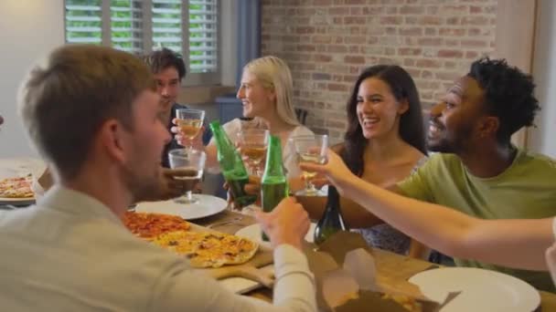 Мультикультурная Группа Друзей Произносит Тост Наслаждаясь Пивом Пиццей Дома Вместе — стоковое видео