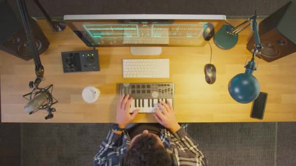 Camera Zooms Overhead View Male Musician Workstation Keyboard Microphone Studio — Wideo stockowe