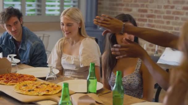 Multi Cultural Group Friends Enjoying Beer Pizza Party Home Together — Vídeos de Stock
