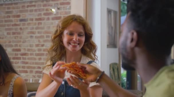 Multi Cultural Group Friends Enjoying Takeaway Pizza Party Home Together — Vídeo de stock