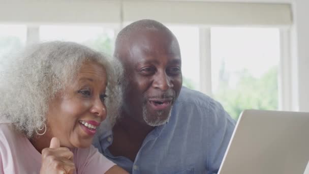 Senior Couple Sitting Laptop Home Waving Family Make Video Call — Vídeo de stock