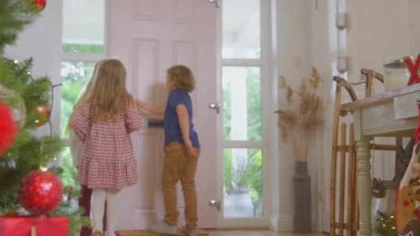 Grandchildren Greeting Grandparents Front Door Arrive Presents Celebrate Family Christmas — Vídeo de stock