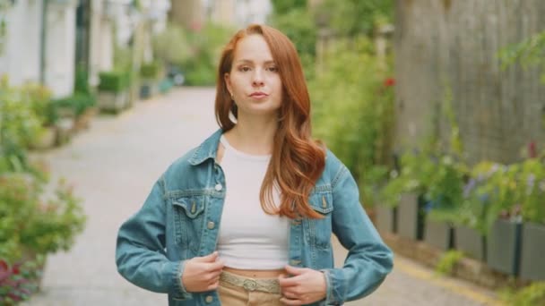 Portrait Young Female Vlogger Social Influencer Walking Focus Travelling City — ストック動画