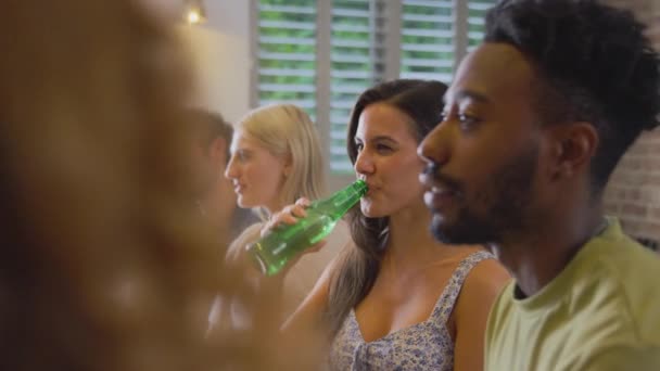 Grupo Multicultural Amigos Disfrutando Cerveza Comida Para Llevar Casa Juntos — Vídeos de Stock