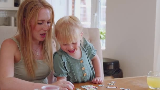 Filmaufnahmen Von Schönen Kleinen Mädchen Die Mit Puzzles Spielen — Stockvideo