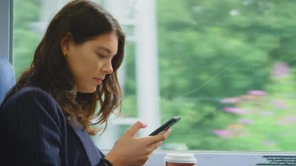 Empresaria Con Café Para Llevar Viajando Trabajo Tren Mirando Teléfono — Vídeos de Stock