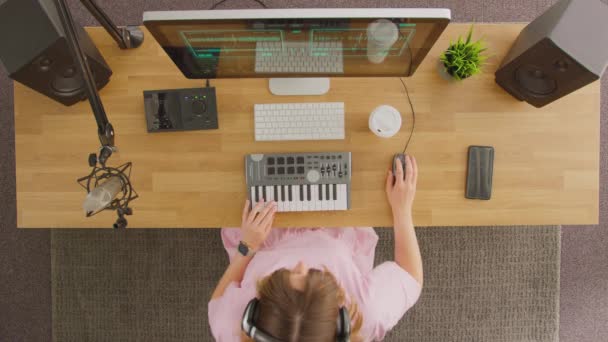 Vista Aerea Del Musicista Donna Alla Postazione Lavoro Con Tastiera — Video Stock