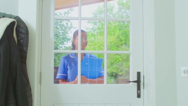 Femme Âgée Maison Saluant Une Travailleuse Uniforme Faisant Une Visite — Video