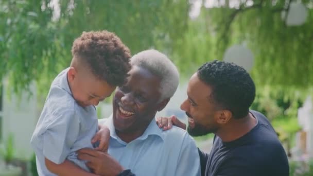 Amare Nonno Con Figlio Adulto Nipote Abbracciare Parlare Giardino Insieme — Video Stock
