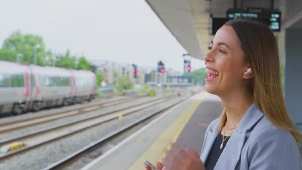 Businesswoman Earbuds Commuting Work Waiting Train Railway Platform Answering Call — Vídeos de Stock