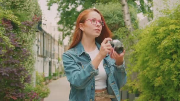 Молодая Женщина Городе Делает Фото Цифровую Камеру Разместить Социальных Сетях — стоковое видео