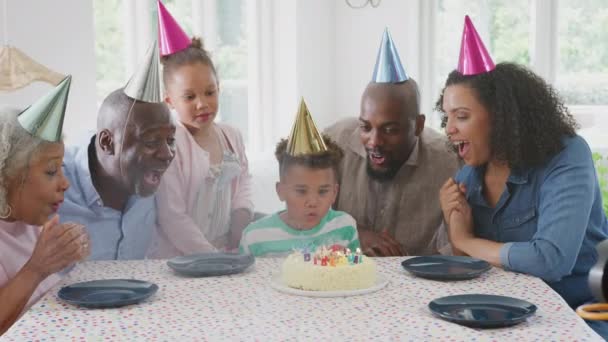 Familia Multigeneracional Sentada Alrededor Mesa Casa Celebrando Cumpleaños Del Niño — Vídeos de Stock