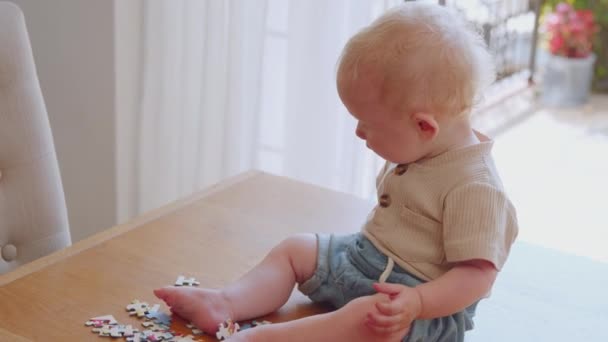 Filmmaterial Von Entzückendem Kleinen Kind Das Mit Spielzeug Puzzle Auf — Stockvideo