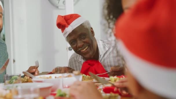 Multi Generation Family Santa Hats Enjoying Eating Christmas Meal Home — ストック動画