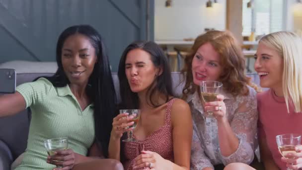 Multi Cultural Group Female Friends Sitting Sofa Home Posing Selfie — Stok video