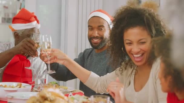 Пара Шляпах Санта Клауса Наслаждающаяся Рождественской Едой Дома Вместе Выстрел — стоковое видео
