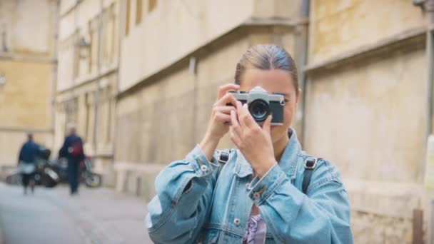 Young Woman Taking Reviewing Picture City Street Retro Style Digital — Stok video