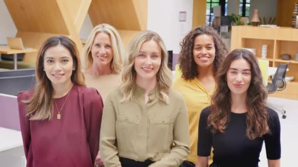 Retrato Sonriente Equipo Negocios Femenino Multicultural Pie Oficina Moderna Planta — Vídeos de Stock