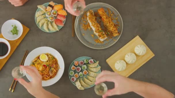 Vue Aérienne Amis Célébrant Dans Restaurant Chinois Portant Toast Vin — Video