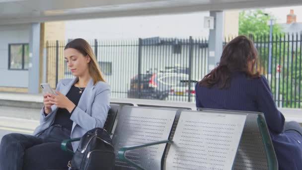 Dos Mujeres Negocios Que Viajan Trabajo Esperando Tren Plataforma Estación — Vídeo de stock