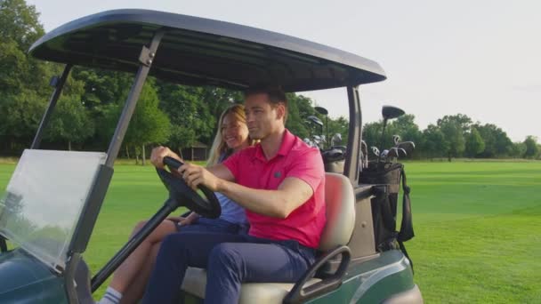 Pareja Conducción Buggy Largo Del Campo Juego Golf Juntos Tiro — Vídeos de Stock