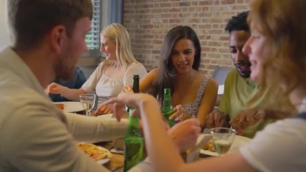 Multi Cultural Group Friends Enjoying Beer Pizza Party Home Together — Vídeo de Stock