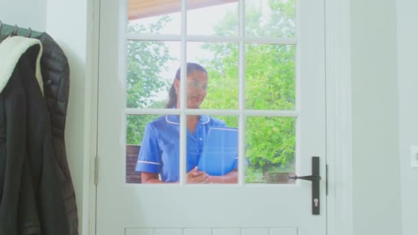 Senior Žena Doma Pomocí Vycházkové Hole Pozdrav Ženské Pečovatelky Uniformě — Stock video
