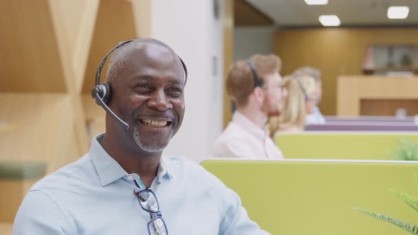 Camera Tracks Screen Showing Mature Businessman Wearing Wireless Headset Microphone — Vídeos de Stock