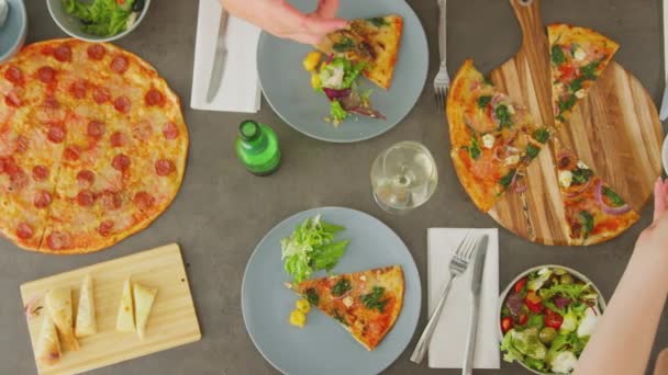Overhead View Friends Italian Restaurant Eating Pizza Together Drinking Beer — Vídeo de stock
