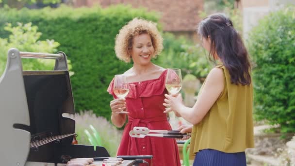Zwei Reife Freundinnen Grillen Und Trinken Hause Wein Gedreht Zeitlupe — Stockvideo