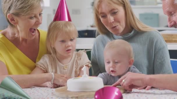 Reunião Familiar Várias Gerações Casa Para Celebrar Primeiro Aniversário Neto — Vídeo de Stock
