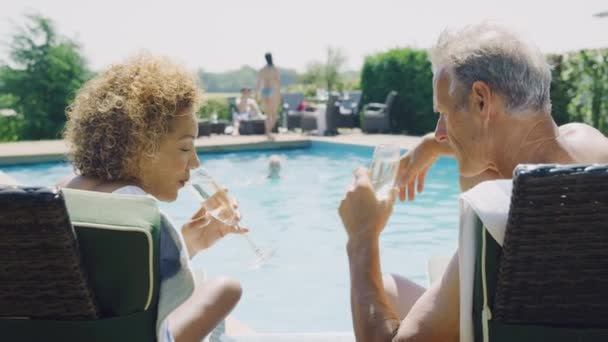 Rentnerehepaar Entspannt Sich Sommerurlaub Auf Liegestühlen Pool Und Trinkt Champagner — Stockvideo
