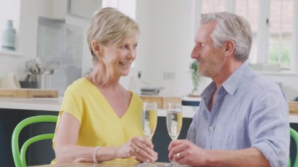 Retired Senior Couple Celebrating Making Toast Glass Champagne Home Date — Stockvideo