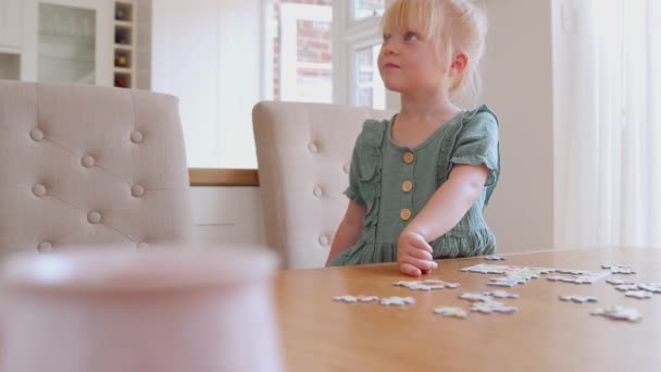 Πλάνα Αξιολάτρευτο Μικρό Παιδί Παίζει Παζλ Στο Τραπέζι — Αρχείο Βίντεο