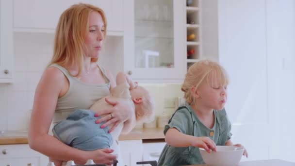 Filmaufnahmen Einer Mutter Mit Zwei Kindern Die Zeit Hause Verbringt — Stockvideo