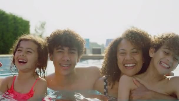 Câmera Faixas Longo Rostos Família Multi Racial Relaxante Piscina Férias — Vídeo de Stock